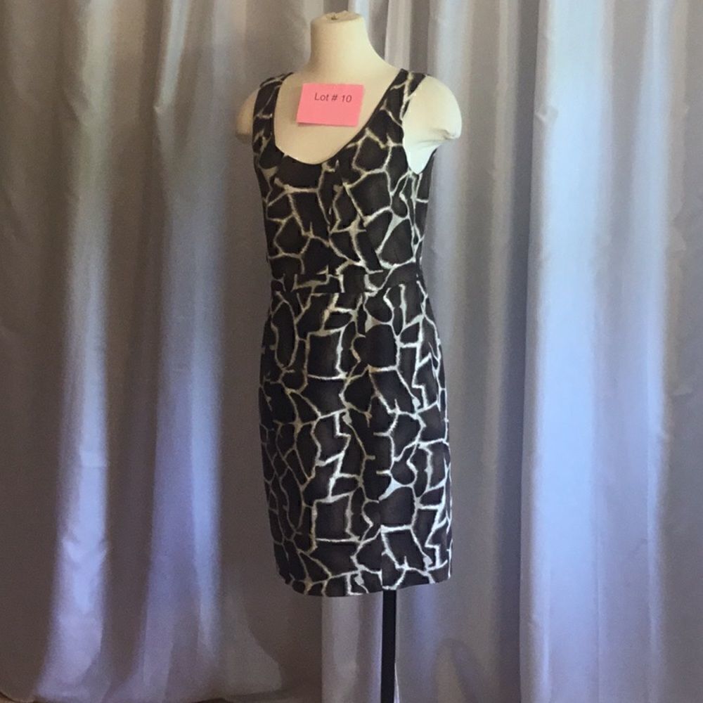 Linen blend dress in size 6 in wild life print by CHAPTER ONE